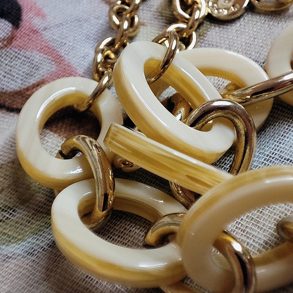 Talbot's Talbots Long Oval Yellowish Swirl Cream Lucite Gold Tone Link Necklace - Picture 10 of 14